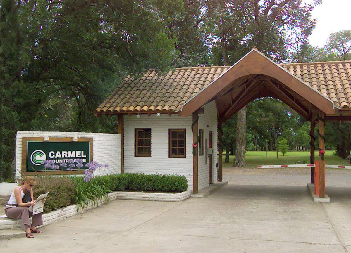 Frente del country donde vivía y fue asesinada Maria Marta García Belsunce. Foto: NA.