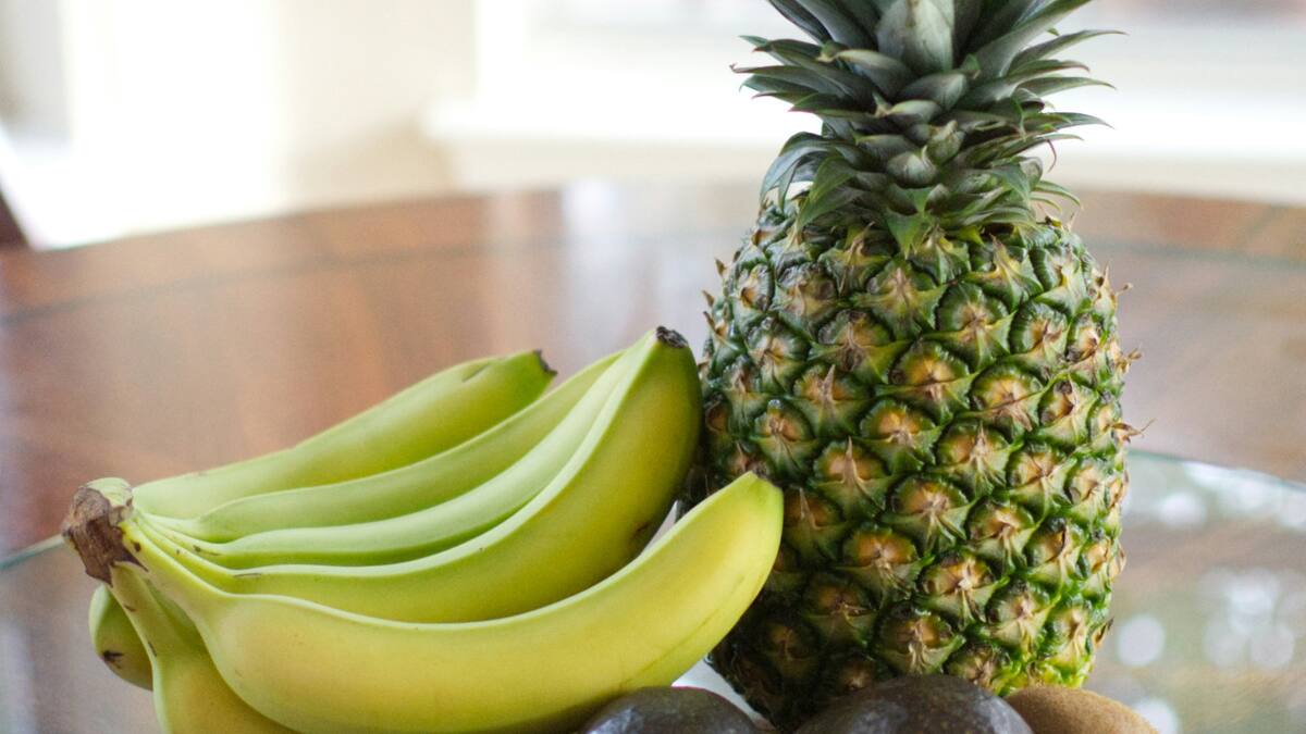 Frutas, palta, banana. Foto Unsplash.