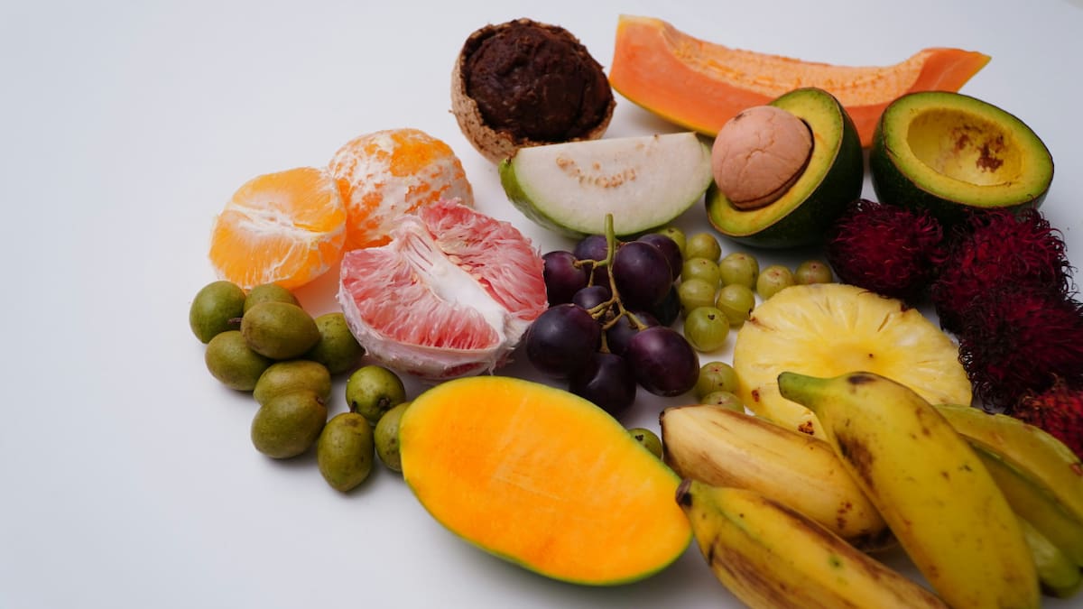 Frutas, palta, banana. Foto Unsplash.