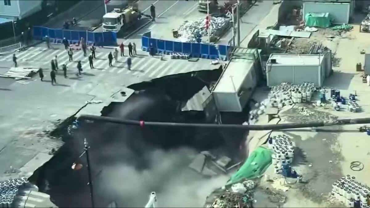Fuerte colapso en una calle de Shanghai, China.