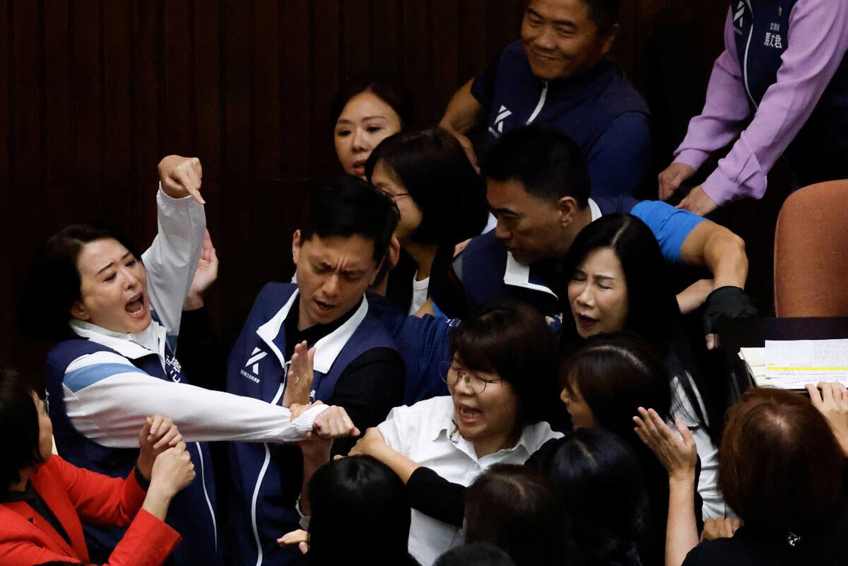 Fuerte pelea en el Parlamento de Taiwán. Foto: Reuters.