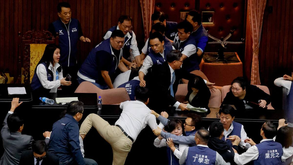 Fuerte pelea en el Parlamento de Taiwán. Foto: Reuters.