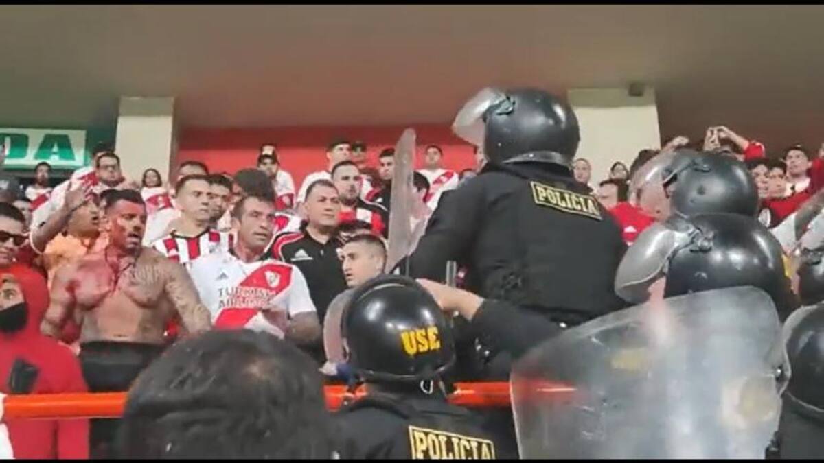 Fuerte pelea entre hinchas de River y la policía de Perú. Foto: Captura de pantalla.