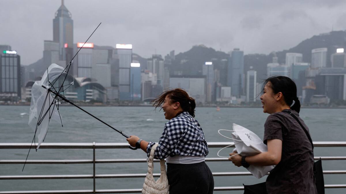 Fuertes vientos del supertifón Saola atacan Hong Kong. Foto: Reuters.