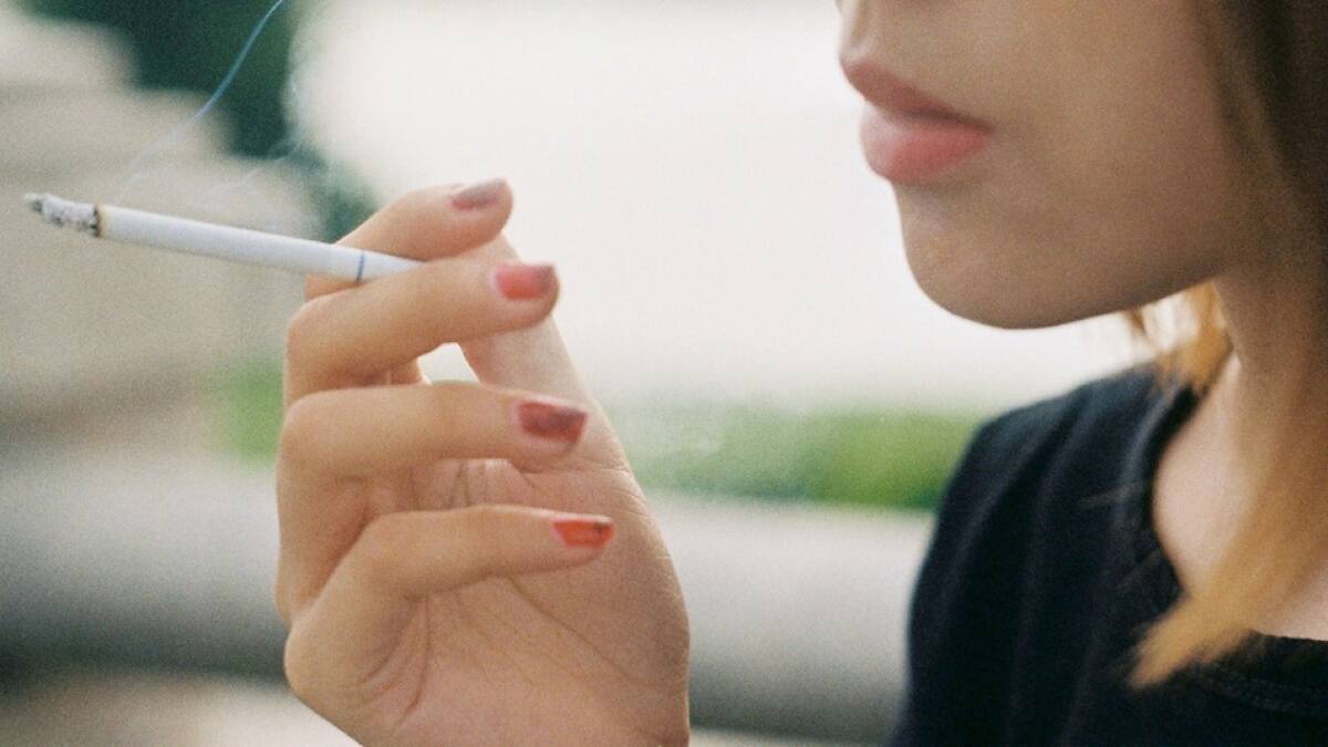 Fumar durante el embarazo se asocia a un mayor riesgo de retraso del crecimiento fetal. Foto: Unsplash.