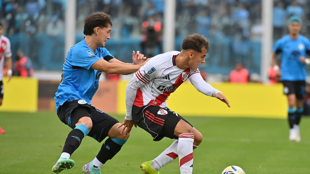Un jugador de Belgrano de Córdoba y otro de River Plate disputan la pelota en el Estadio Mario Alberto Kempes.