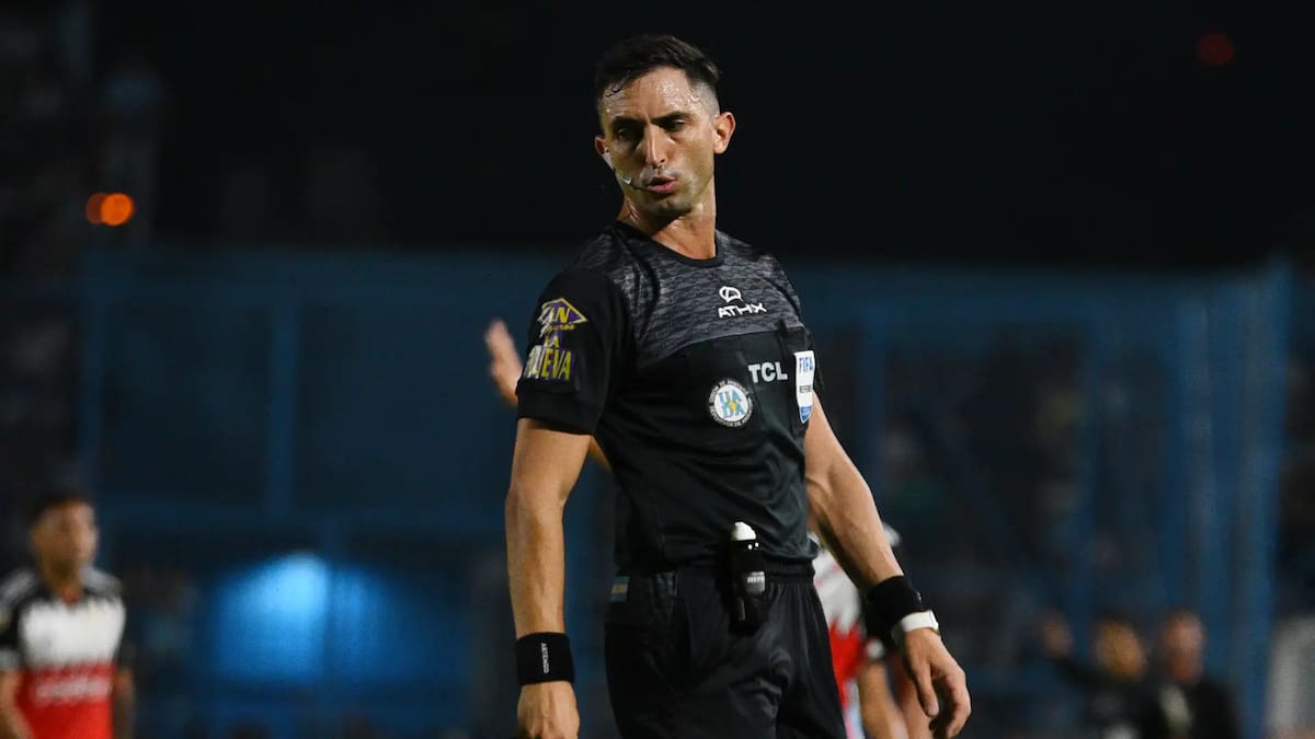Por un polémico gol anulado a Vélez ante Riestra, la AFA suspendió a dos árbitros