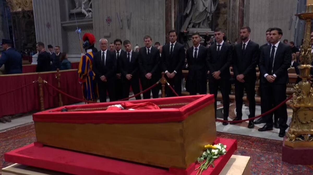 Futbolistas de la Roma en el último adiós al Papa Francisco.