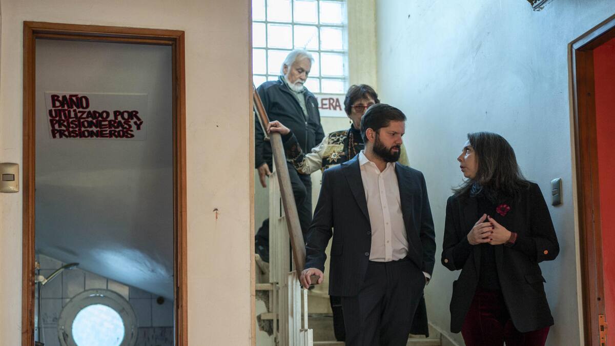 Gabriel Boric en ex campo de concentración de Chile. Foto: EFE.