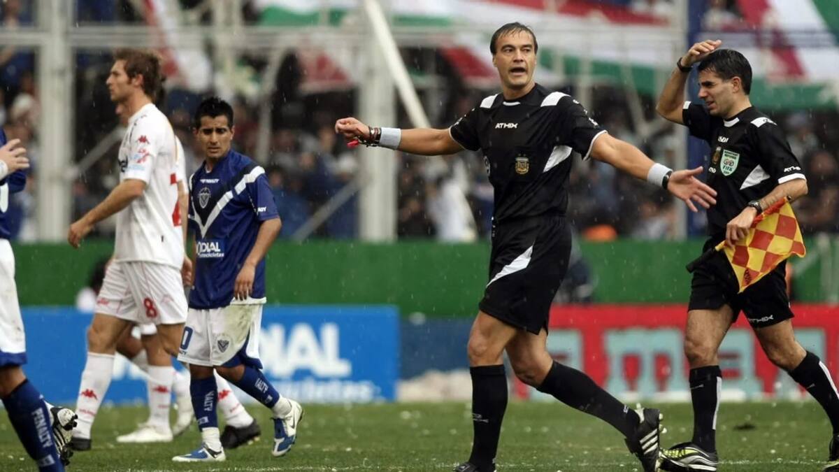 Gabriel Brazenas; definición Vélez-Huracán del Clausura 2009. Foto: NA