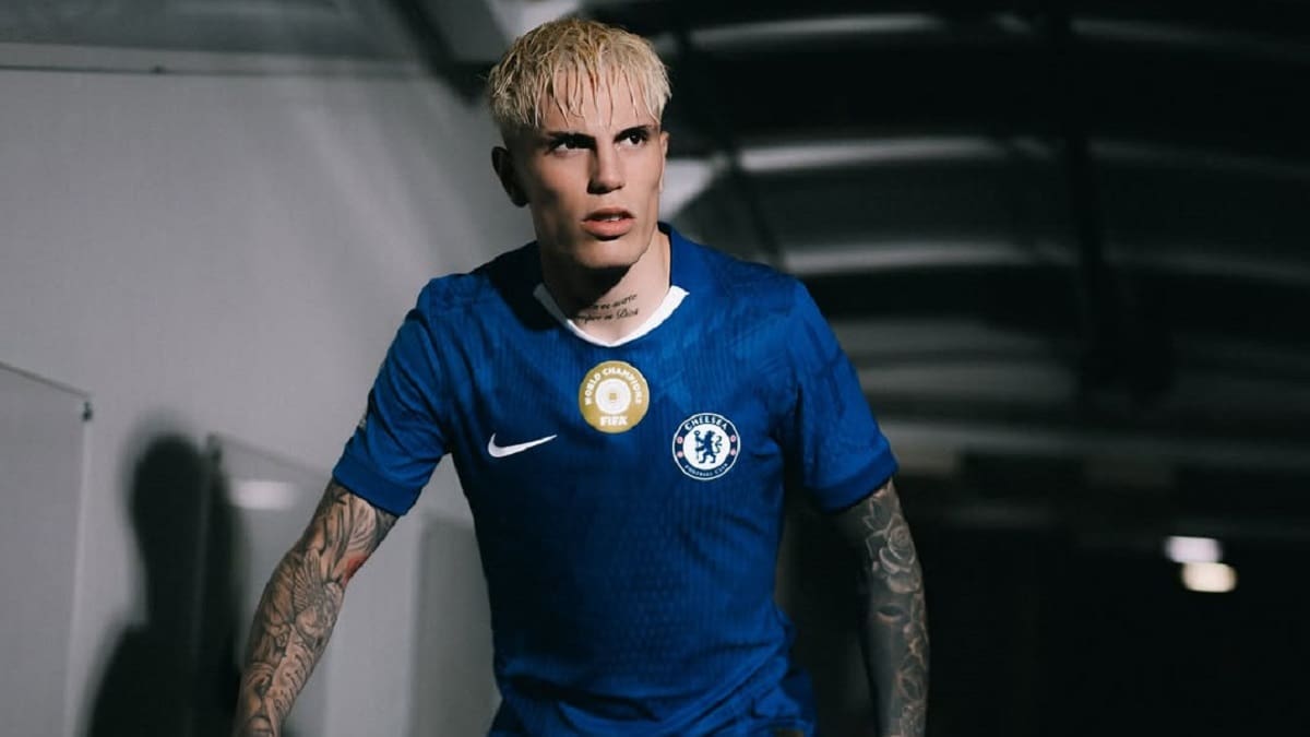 Con un guiño a Cristiano Ronaldo, Alejandro Garnacho fue presentado como nuevo jugador del Chelsea