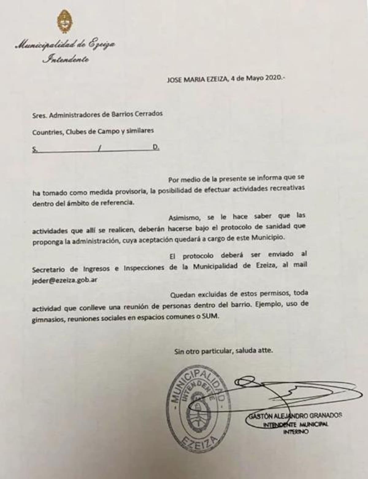 Gastón Granados, intendente de Ezeiza, permite jugar al golf y al tenis en countries