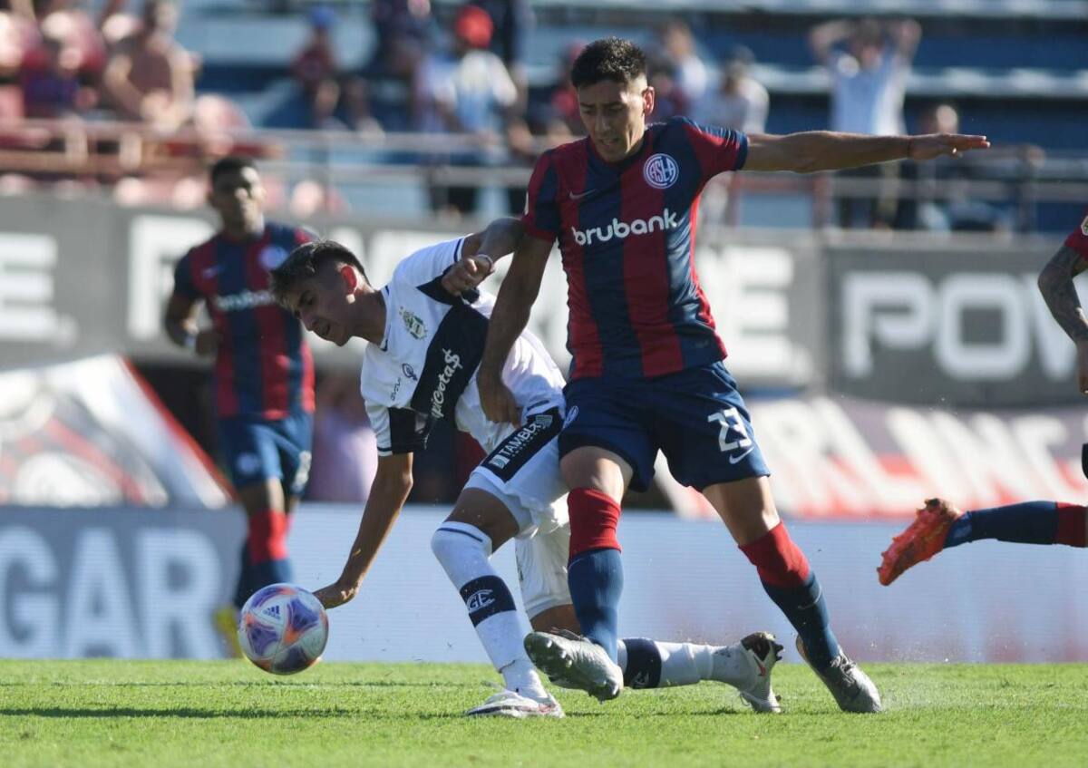 Gastón Hernández; San Lorenzo vs. Gimnasia y Esgrima La Plata. Foto: Télam.
