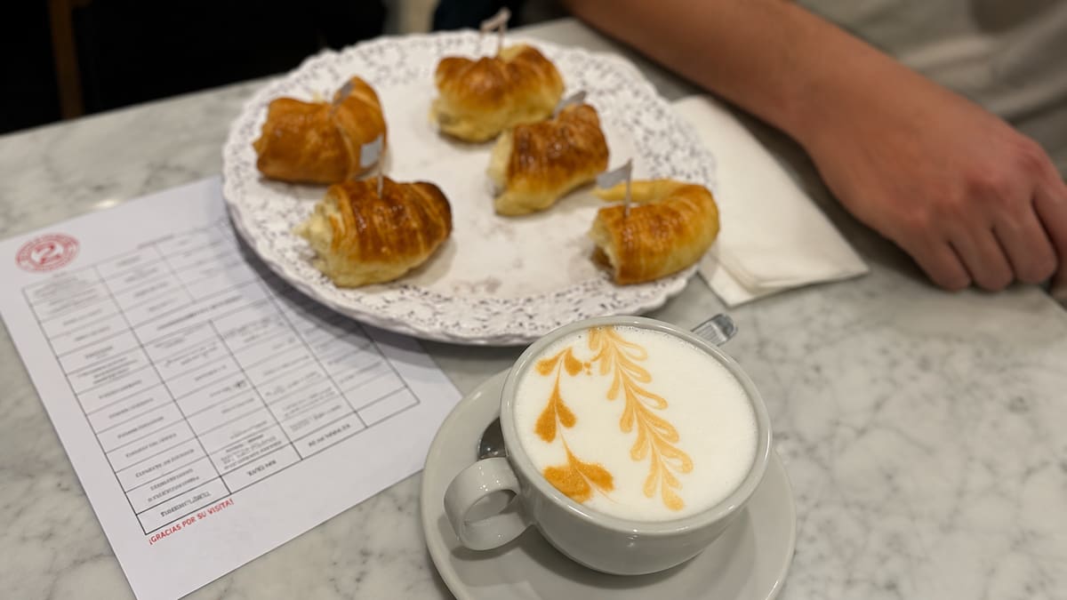 El plan más original de Buenos Aires: probar alfajores, chipá y sándwiches de miga con los ojos vendados