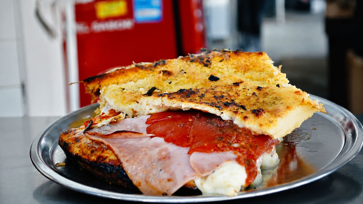 Por qué en Buenos Aires la fainá se come con pizza: la historia detrás de un ritual porteño