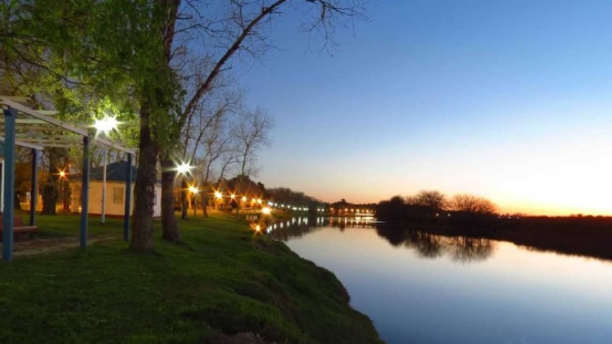 El pueblo bonaerense que lo tiene todo: pesca de pejerrey, bosque encantado y termas terapéuticas