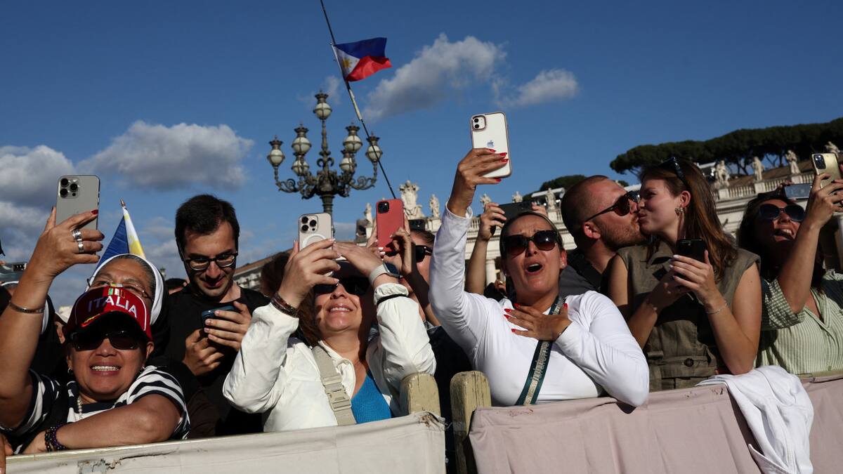 Gente festejando en el Vaticano. Fuente: REUTERS/Remo Casilli