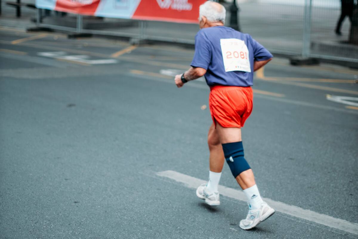 Gente grande haciendo deporte. Foto Unsplash.