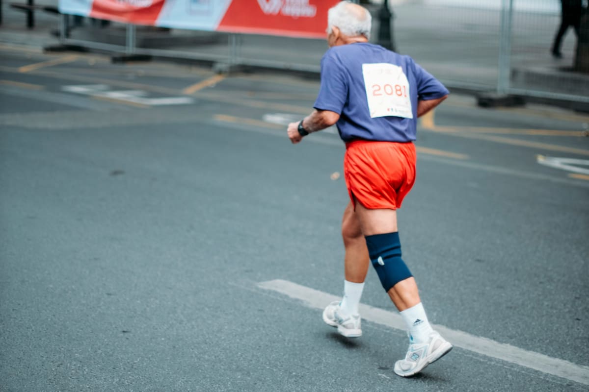 Gente grande haciendo deporte. Foto Unsplash.