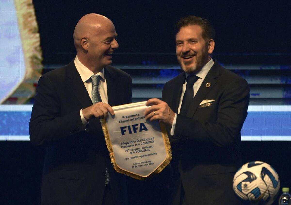 Gianni Infantino junto a Alejandro Domínguez. Foto: Twitter @CONMEBOL.