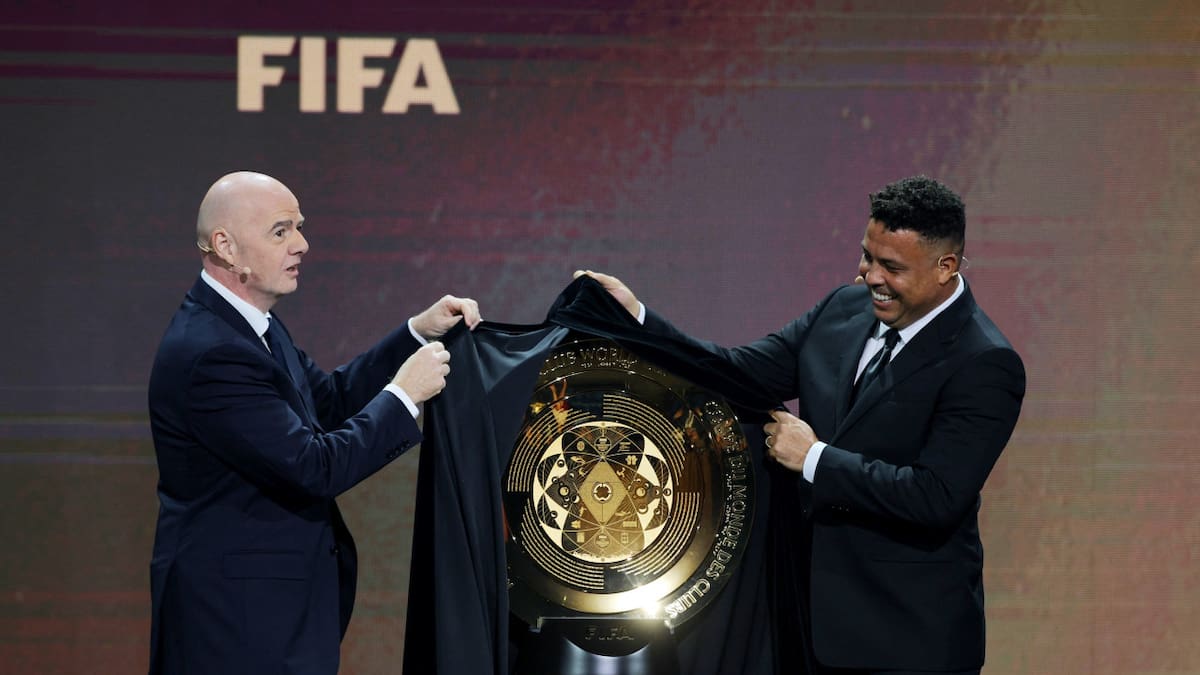 Gianni Infantino y Ronaldo Nazario muestran el trofeo del Mundial de Clubes 2025. Foto: Reuters.