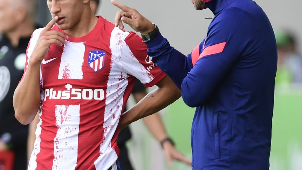Giuliano Simeone conversando con su padre. Foto: Reuters / Fabian Bimmer