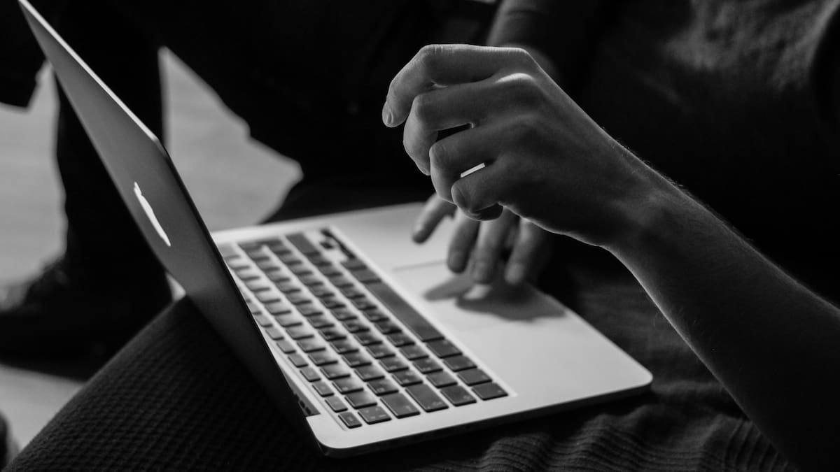 Golpe a la piratería online: cerraron 50 dominios de Fútbol Libre. Foto: Unsplash.