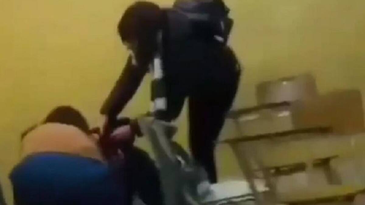Golpiza a estudiante dentro del aula. Foto: captura video.