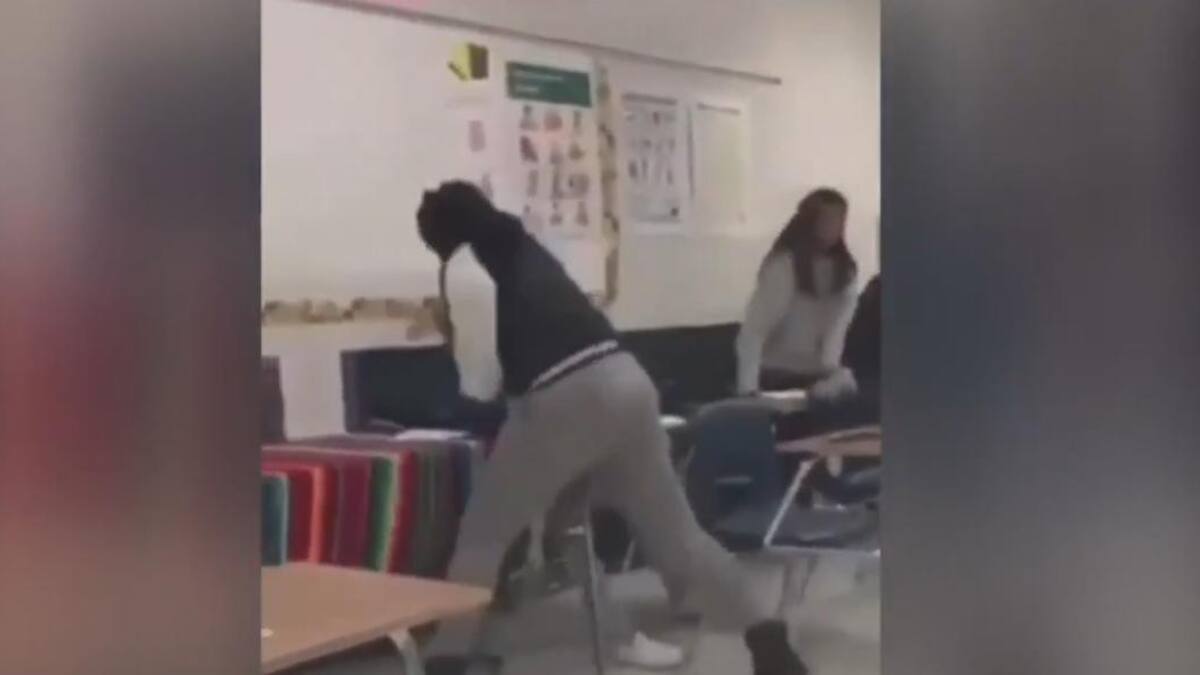 Golpiza de maestra a alumna