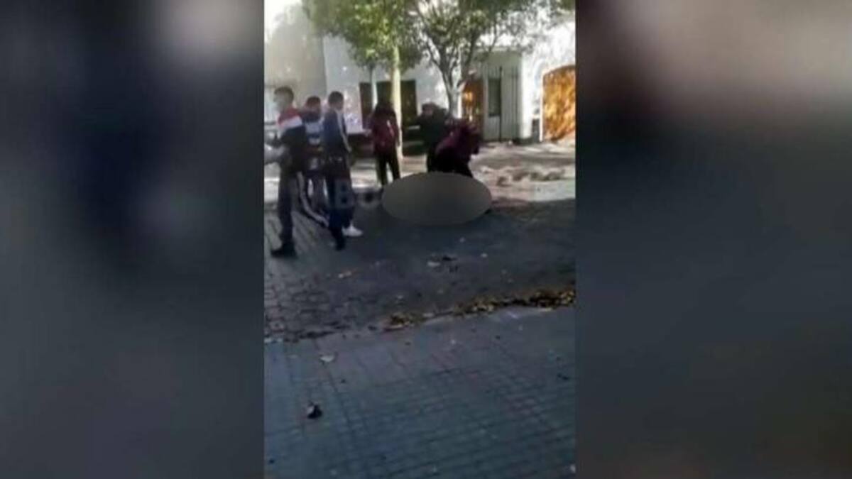 Golpiza de trabajadores de estación de servicio a un delincuente en La Plata