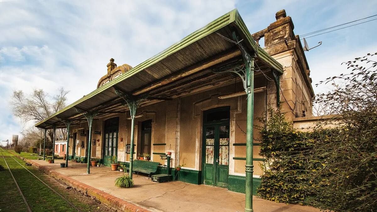 Para visitar en vacaciones de invierno: el pueblito bonaerense de 150 habitantes que nació con el tren y es famoso por sus pastelitos