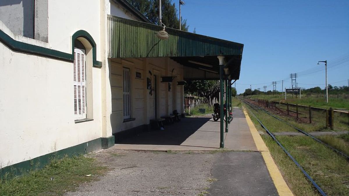 A la vera del Ferrocarril Sarmiento, Gowland es un pueblo ideal que invita al relax. Foto: Wikipedia.
