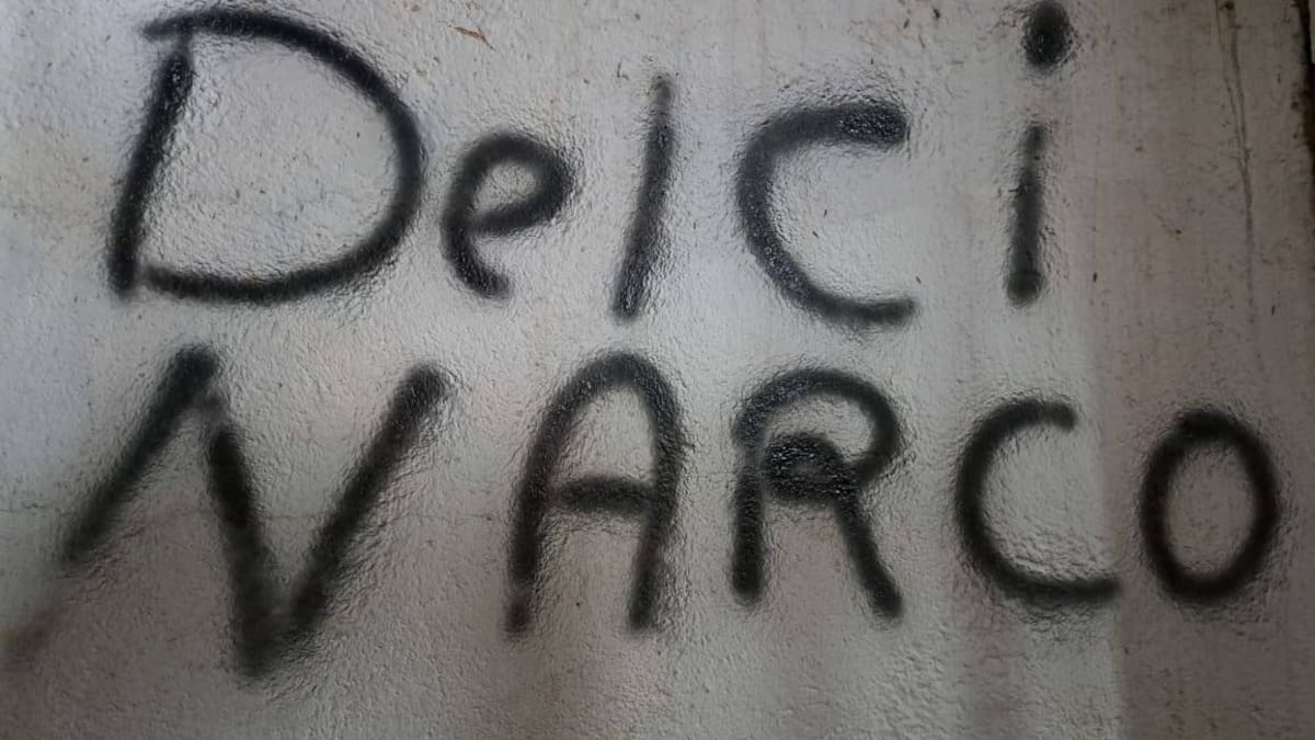 Uno de los graffitis contra la presidenta Delcy Rodríguez, en el estado de Guárico.