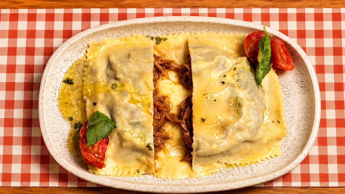 Raviolón XL relleno de ternera braseada y queso fundido: el nuevo plato que promete conquistar a los amantes de las pastas