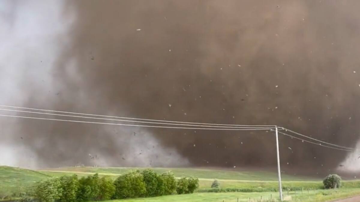 Grave tornado en Canadá. Foto: captura Twitter.