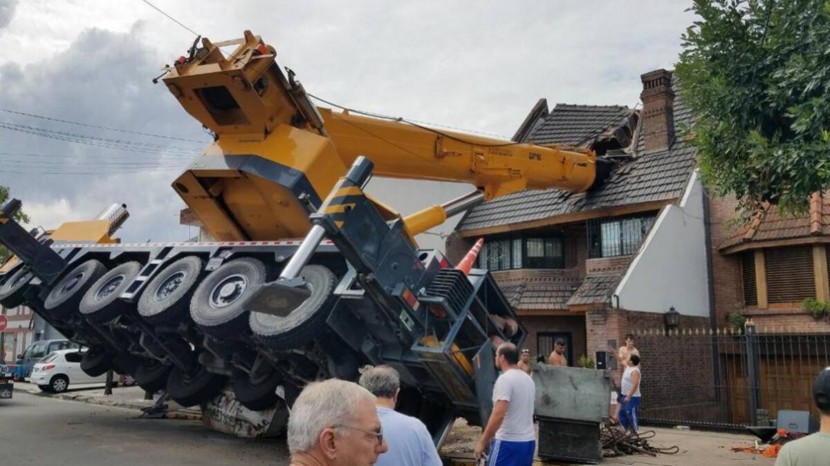 Grua se desplomó sobre casa de Mataderos