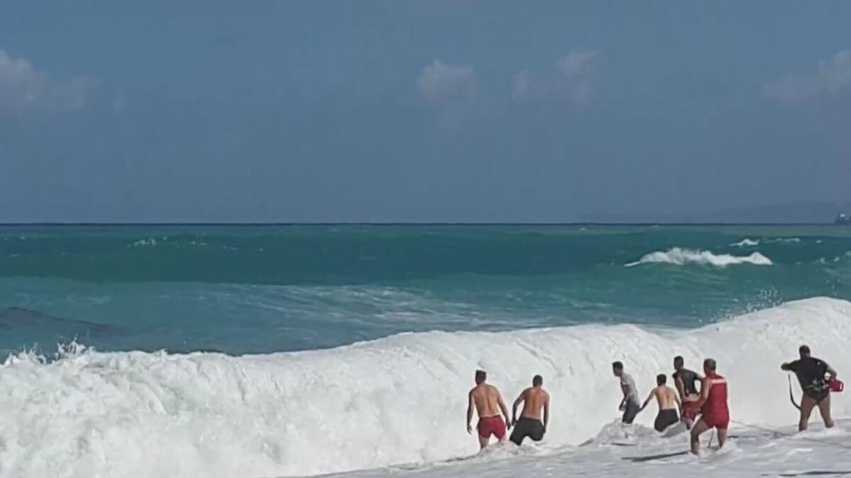 Guardavidas rescatan a niño de morir ahogado en Italia