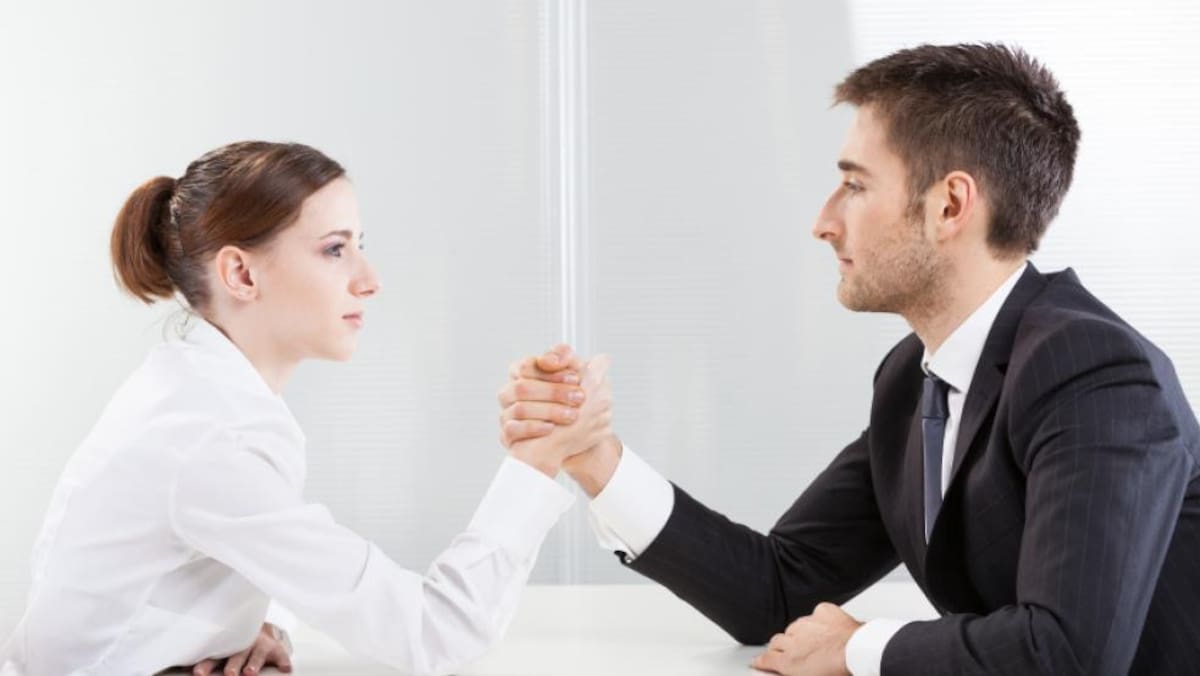 Guerra de los sexos - pulseada - hombre vs. mujer - trabajo