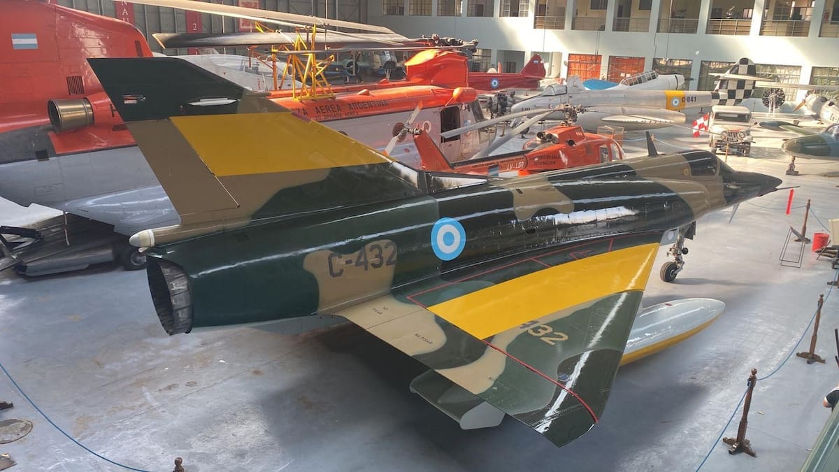 El avión argentino que hizo historia en Malvinas: el secreto del C-432 y su primer ataque contra la flota británica