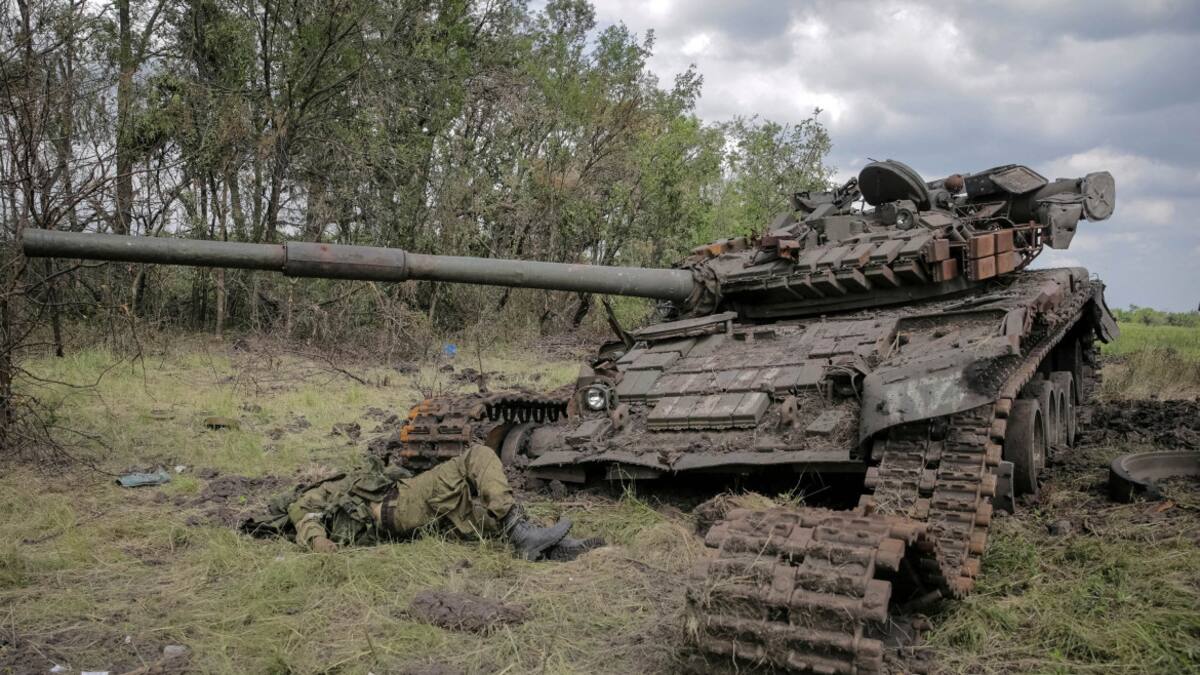 Tanque de guerra destrozado en combate. Foto: NA.