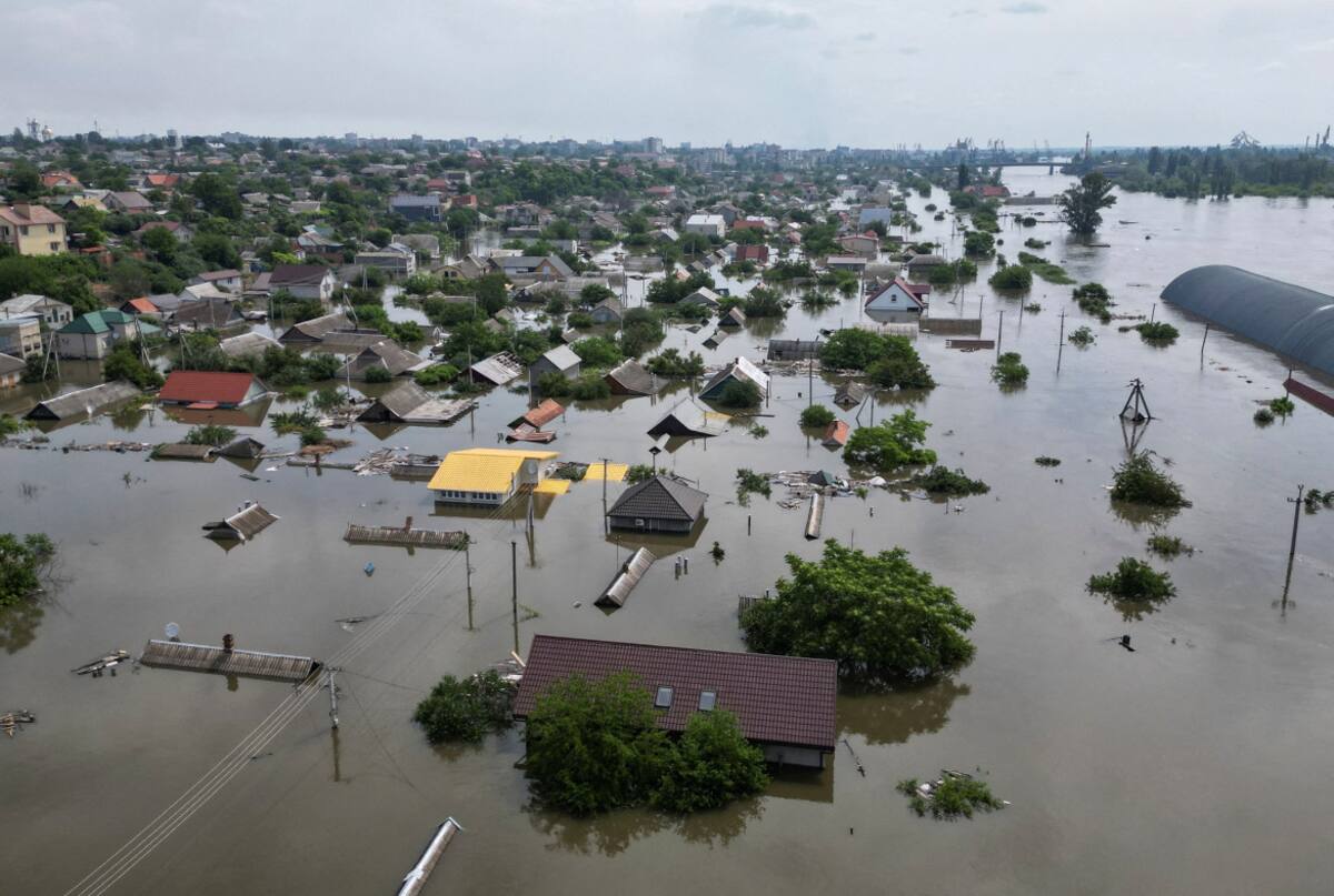 Guerra Rusia-Ucrania. Destrucción de la represa de Kajovka, rescate. Foto: Reuters.