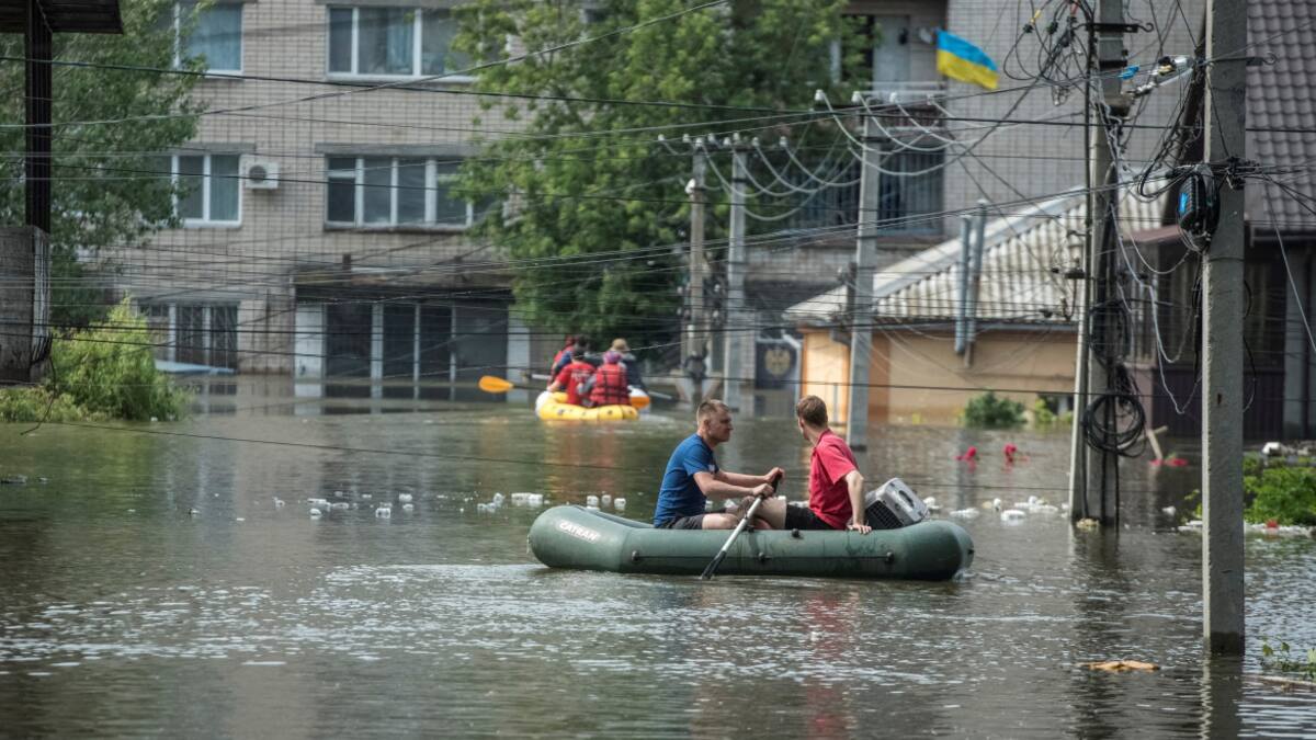 Destrucción de la represa de Kajovka, rescate. Foto: Reuters.