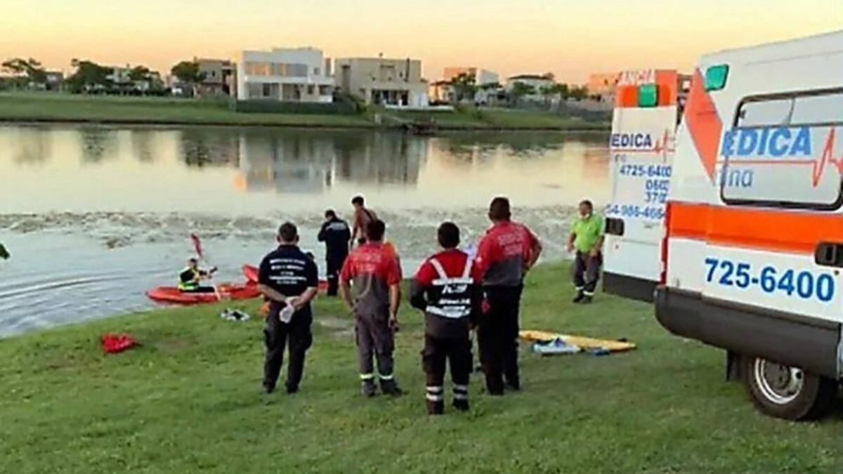 Suspendieron la búsqueda del joven que cayó a lago de un country tras navegar en kayak con amigos
