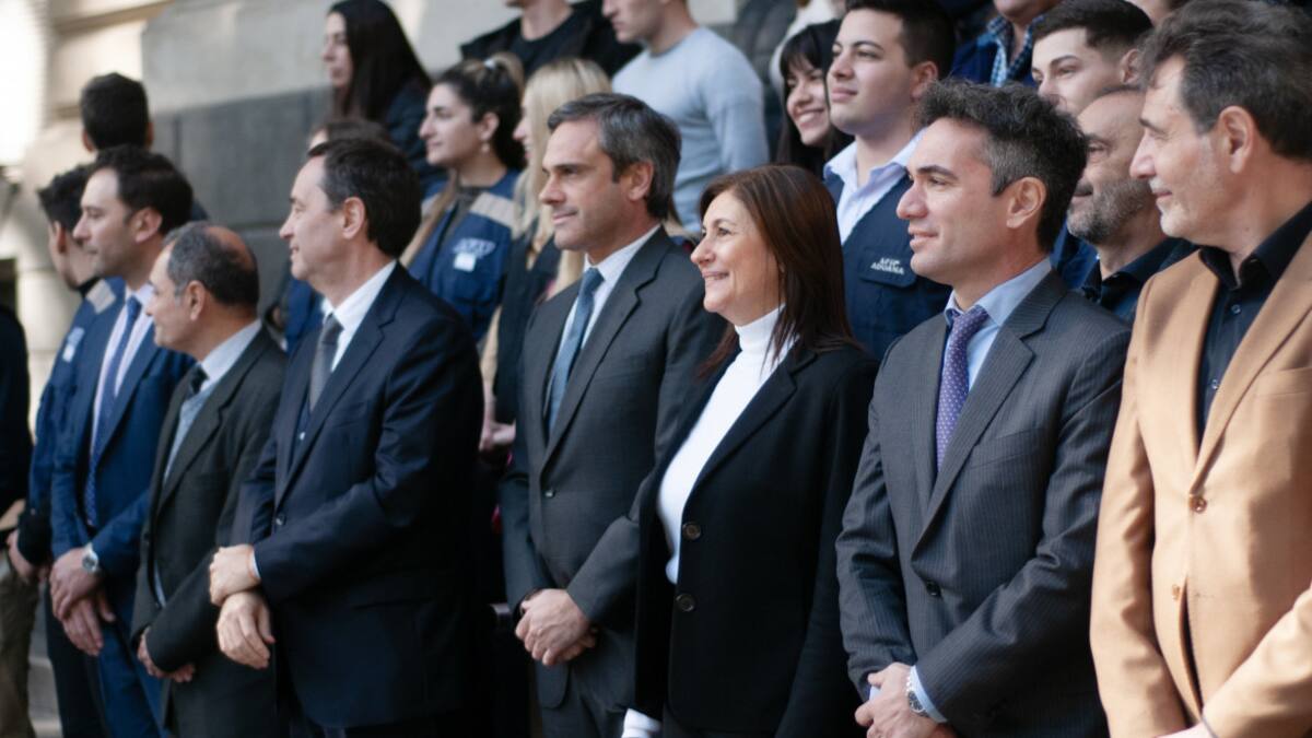 Guillermo Michel y los trabajadores de Aduana. Foto: Prensa.