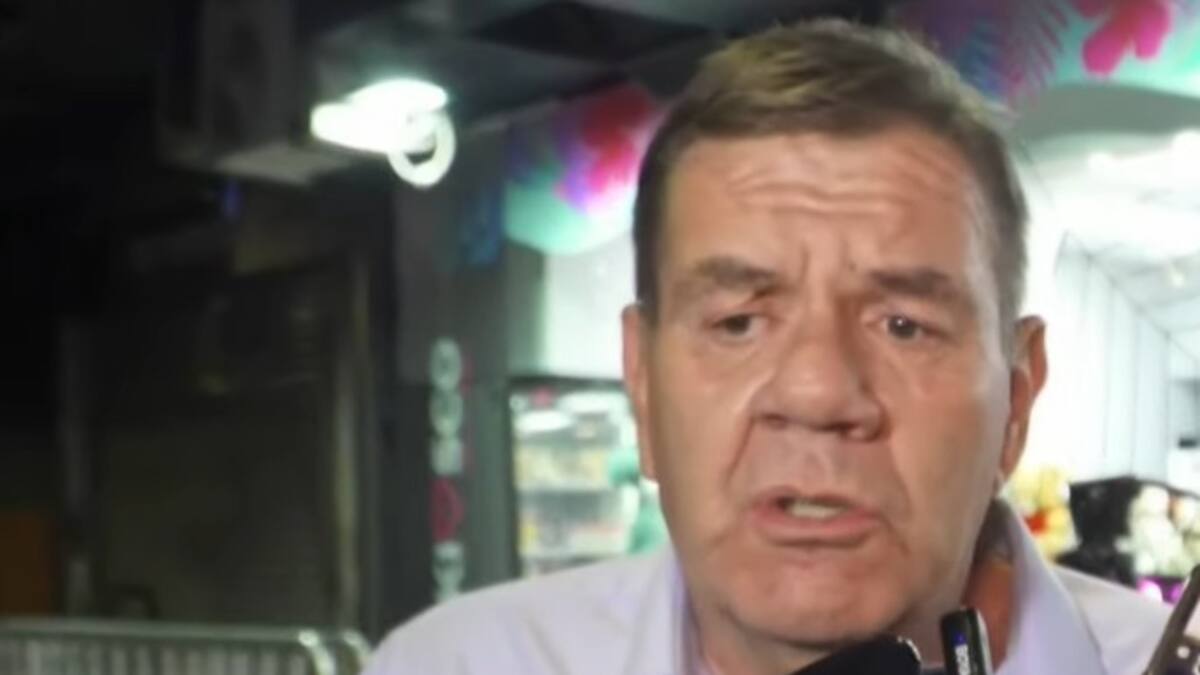 El jefe comunal llegó a la sede de La Libertad Avanza.