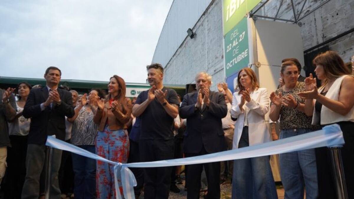 Gustavo Menéndez inauguró la 7° edición de la Feria del Libro de Merlo. Foto: Prensa.