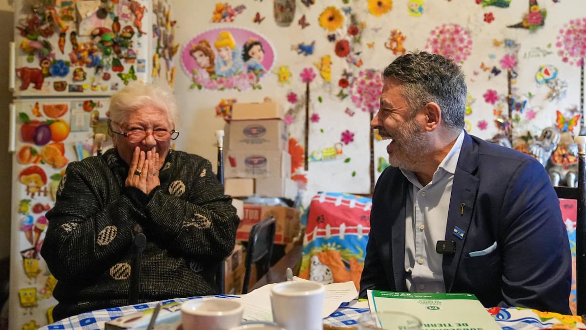 Gustavo Menéndez le entregó el título de propiedad de la casa a Elsa, vecina de Merlo. Foto: Twitter.
