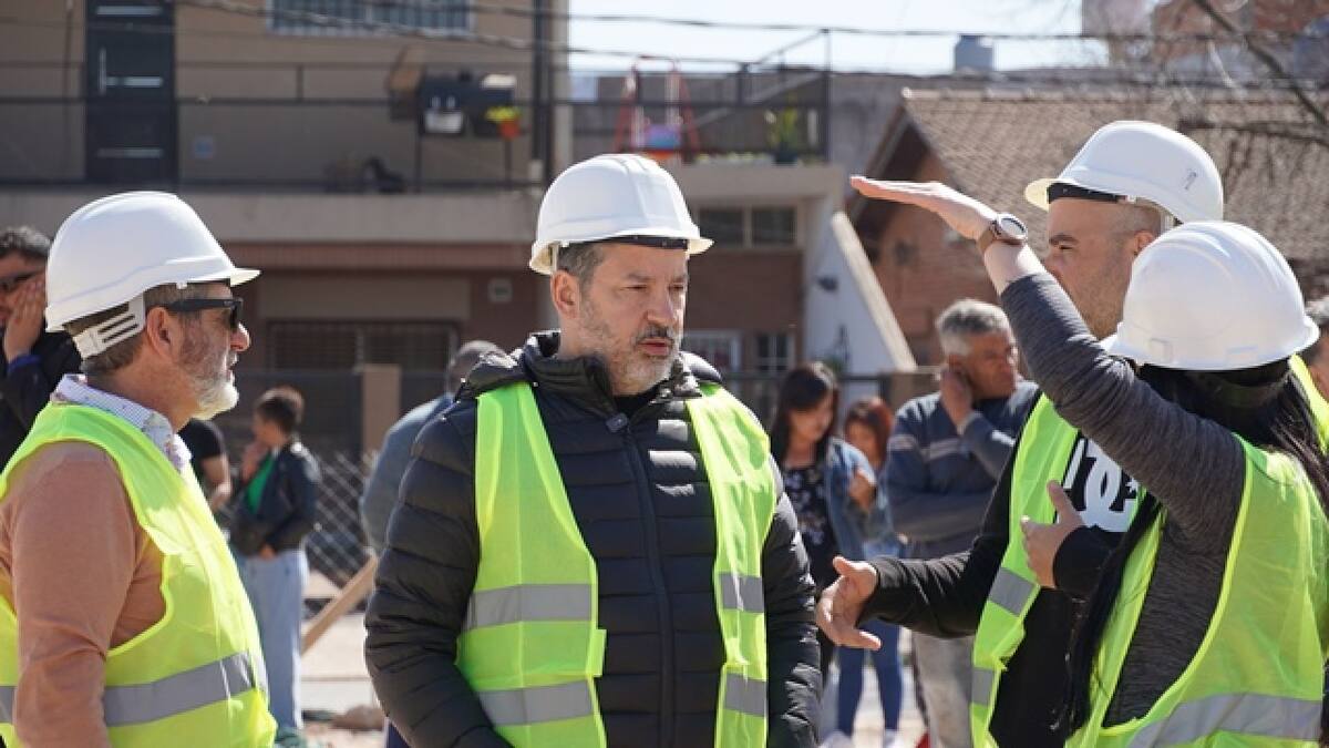 Gustavo Menéndez recorrió las obras del hospital en Mariano Acosta