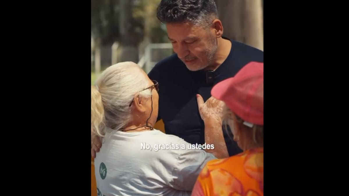 Gustavo Menéndez visitó la Colonia de Adultos Mayores de Merlo. Foto: Captura de pantalla.
