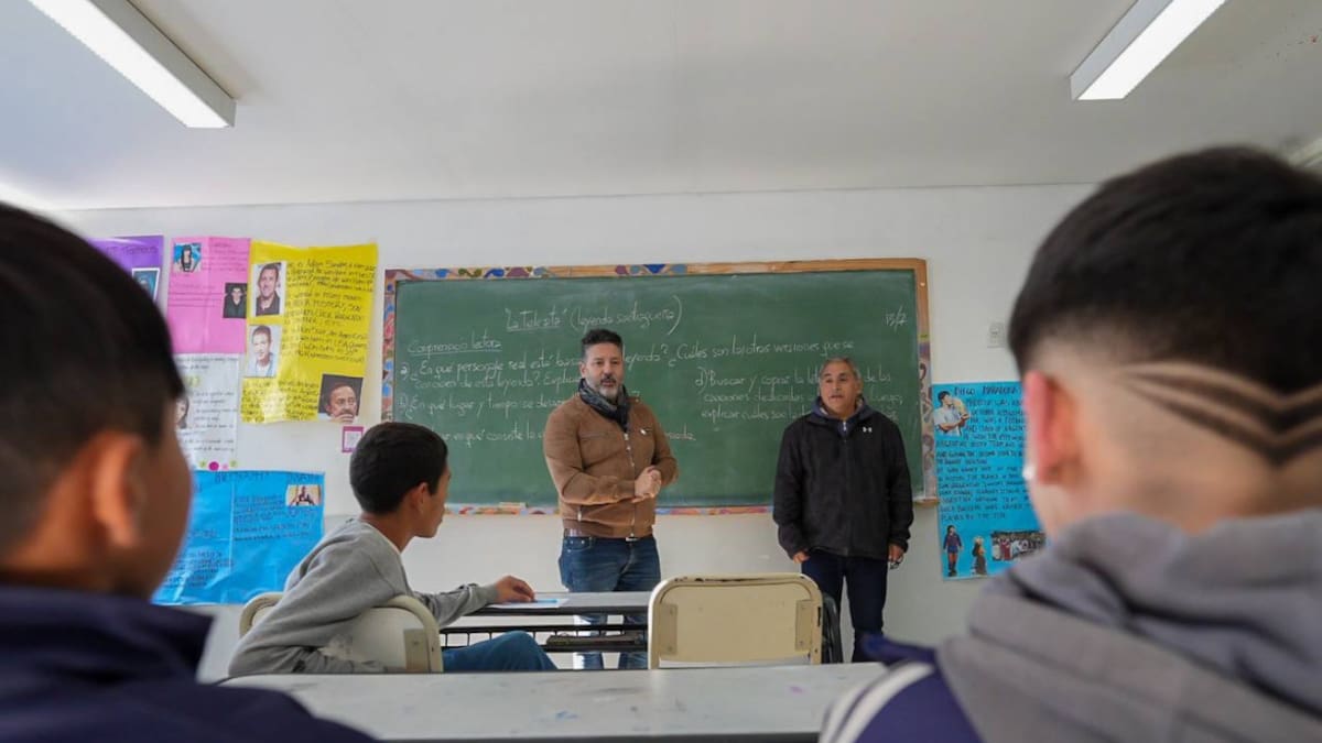Gustavo Menéndez visitó la escuela número 6 en Barrio Rivadavia, Merlo. Foto: Twitter.